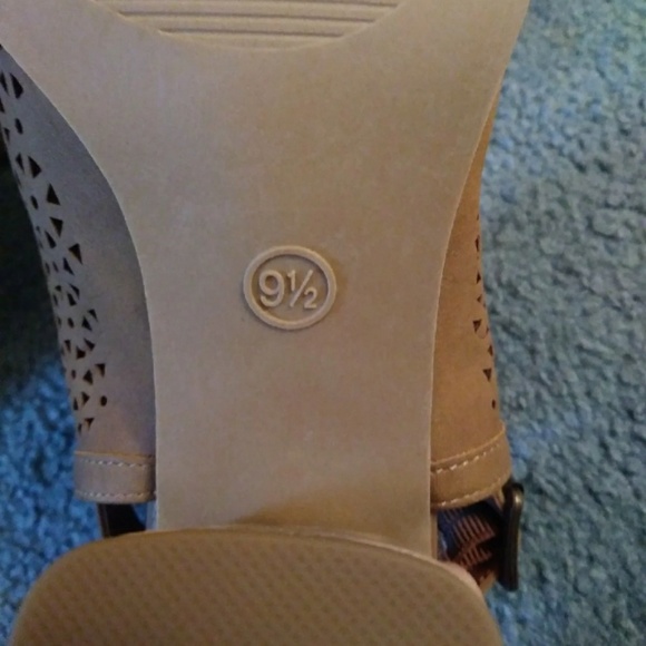 Universal Thread Sandals - Picture 4 of 4